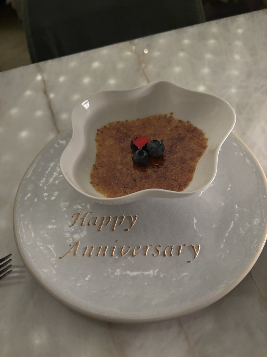 결혼기념일 축하축하~~~하는 저녁 먹었다 🥰🥰 근데 11월에 남편 생일 - 결혼(리셉션)기념일 - 땡스기빙 이렇게 뭐가 연달아 넘 많아서 우리 내년부턴 법정결혼 날짜 근처에 기념하기로 함 저녁 먹다가 그렇게 합의 봄 ㅋㅋㅋㅋㅋ