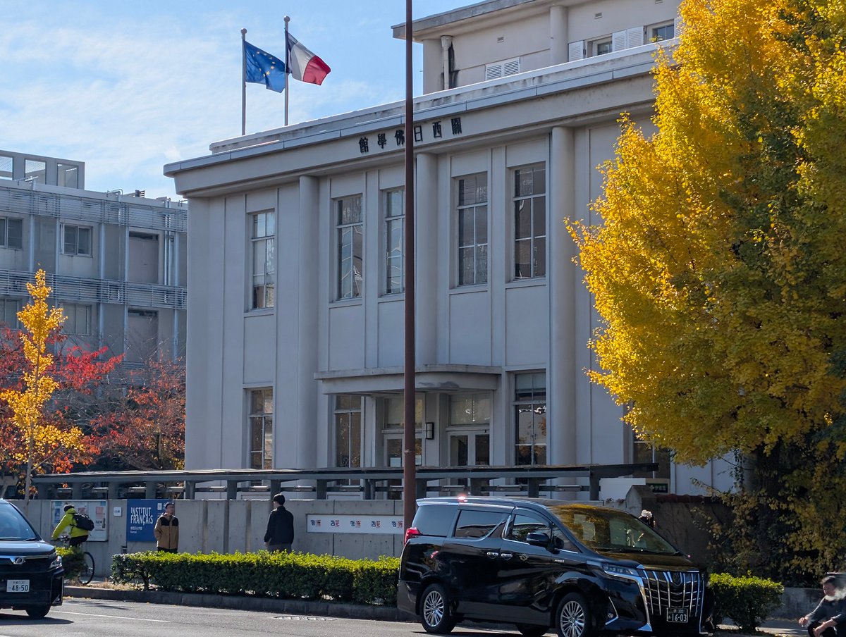 Вот она, библиотекарша во французском консульстве.

Кажется мы с ней участвовали в каком-то перформансе три года назад.

Говорит привет, я тоже улыбаюсь в ответ, хотя даже не помню имени. 

Здорово, что город делает прохожих знакомыми.