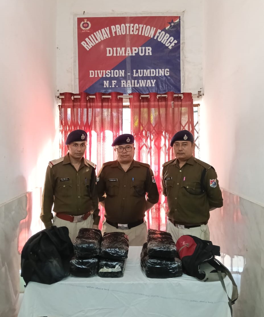 rpfnfrlmg's tweet image. #OperationNarcos
@RPF_INDIA
@RailMinIndia
@zscrnfr
@drm_lmg_nfr
@rpfpcdmv
On 16.11.2025 RPF of DMV &amp;amp; SIB party recovered 16.00Kg’s Ganja valued Rs.1,60,000/- from DMV Stn &amp;amp; further handed over to OC/GRPS/DMV for legal process.