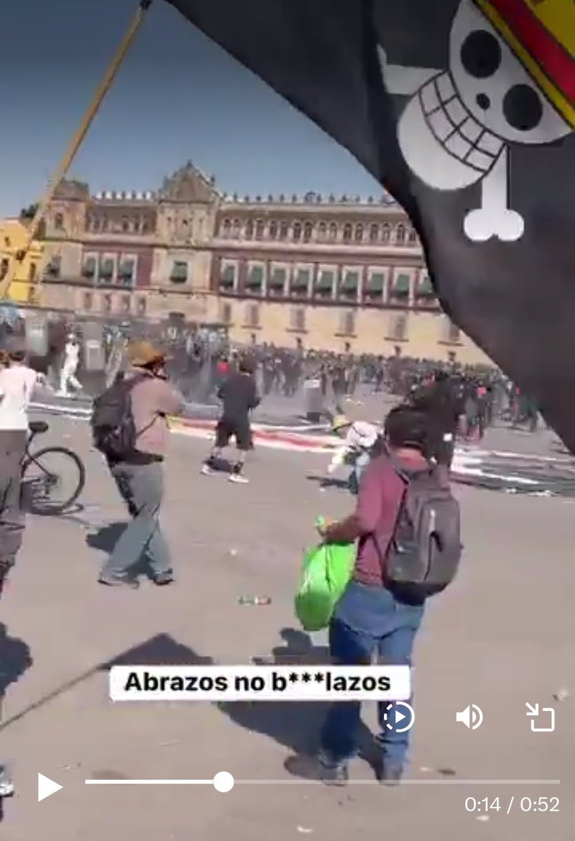 Darsolvac's tweet photo. @carlosdiazap @RicardoBSalinas @Claudiashein Grabaron desde una camara y dos en los videos se ve la bandera de One Piece, bandera que se adopto en 2025.  (Incluso esta captura es del mismo suceso desde otra perspectiva). https://t.co/w6L4TeIg5y