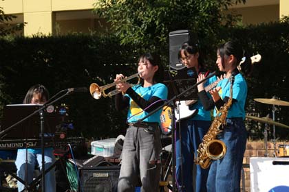 KaiseiJuniorEns's tweet image. 【パレットガーデン秋祭り】

11月15日に開成駅前第2公園（ロンちゃん公園）で開催されたパレットガーデン自治会の秋祭りに、ブルーバーズの16名の小学生が出演し、爽やかな秋空の下で元気なジャズの音を響かせました。お世話になった自治会の方々、聴いてくださった方々、ありがとうございました。