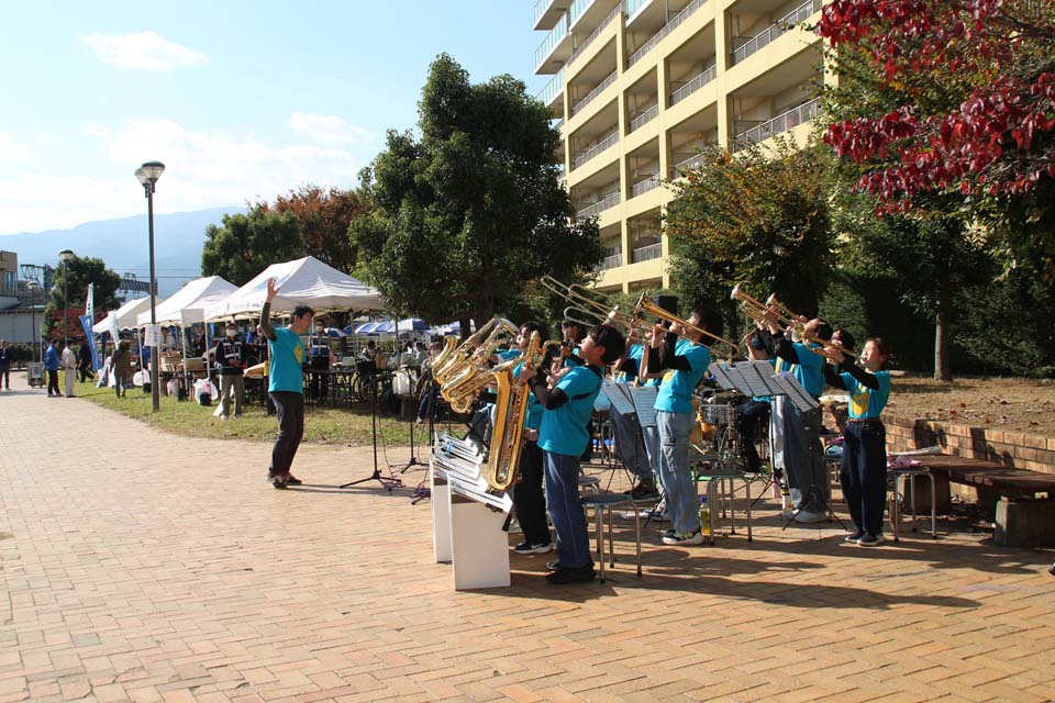 KaiseiJuniorEns's tweet image. 【パレットガーデン秋祭り】

11月15日に開成駅前第2公園（ロンちゃん公園）で開催されたパレットガーデン自治会の秋祭りに、ブルーバーズの16名の小学生が出演し、爽やかな秋空の下で元気なジャズの音を響かせました。お世話になった自治会の方々、聴いてくださった方々、ありがとうございました。