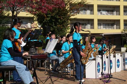 KaiseiJuniorEns's tweet image. 【パレットガーデン秋祭り】

11月15日に開成駅前第2公園（ロンちゃん公園）で開催されたパレットガーデン自治会の秋祭りに、ブルーバーズの16名の小学生が出演し、爽やかな秋空の下で元気なジャズの音を響かせました。お世話になった自治会の方々、聴いてくださった方々、ありがとうございました。