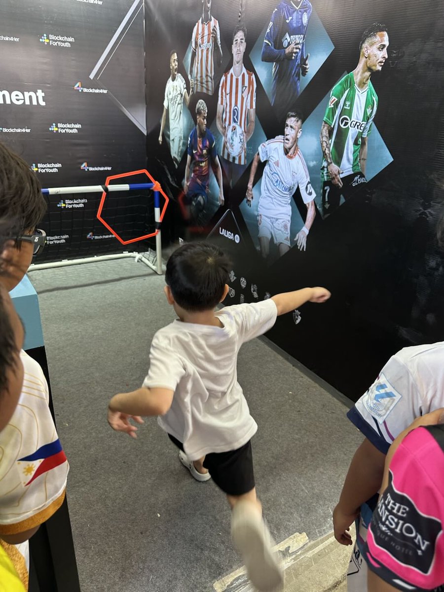 bitget's tweet image. This weekend in Manila, we kicked off the #LALIGAxBitget Youth Tournament alongside our #Blockchain4Youth initiative — bringing the game and new ideas together in one place.

⚽️ Fun on the pitch, learning in the mix.

#EventwithBitget #BGYouthTournament