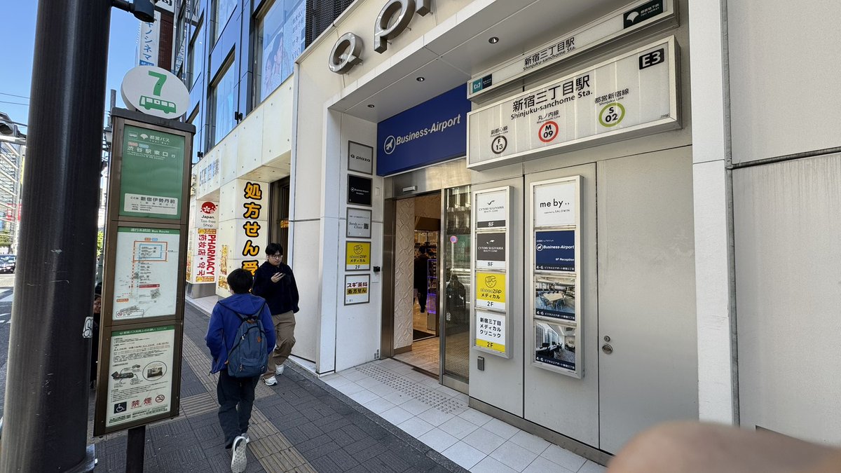 moritashigeru's tweet image. 旅先 #chocoZAP 新宿三丁目店。
ビルの2Fにあるメディカルクリニック併設店。店内に階段室やエレベーター、その他謎のドアがいくつかある。アプリの店舗案内では『トイレあり』とあるが、トイレのドアは見つけられず。