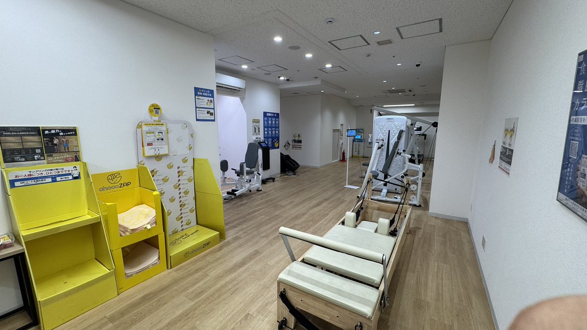 moritashigeru's tweet image. 旅先 #chocoZAP 新宿三丁目店。
ビルの2Fにあるメディカルクリニック併設店。店内に階段室やエレベーター、その他謎のドアがいくつかある。アプリの店舗案内では『トイレあり』とあるが、トイレのドアは見つけられず。