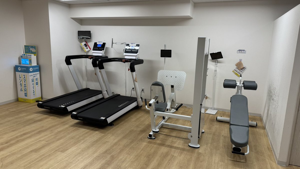 moritashigeru's tweet image. 旅先 #chocoZAP 新宿三丁目店。
ビルの2Fにあるメディカルクリニック併設店。店内に階段室やエレベーター、その他謎のドアがいくつかある。アプリの店舗案内では『トイレあり』とあるが、トイレのドアは見つけられず。