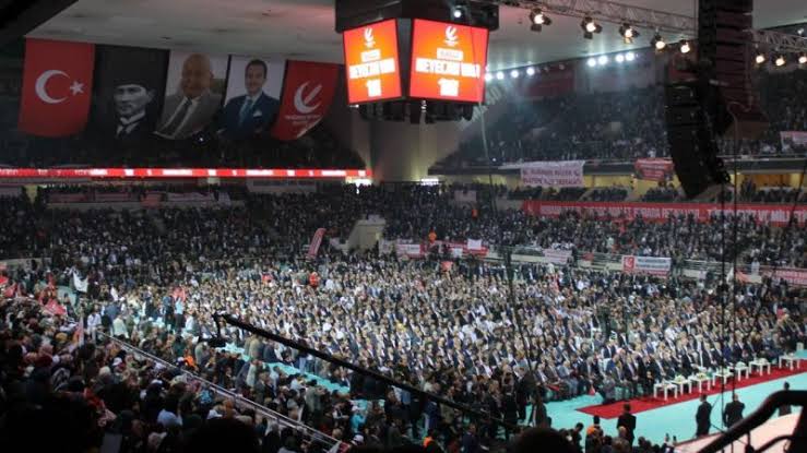 Yeniden Refah Partisi'nin düzenlediği kongrede ki kalabalık göz alıyor.
#refahyollarda