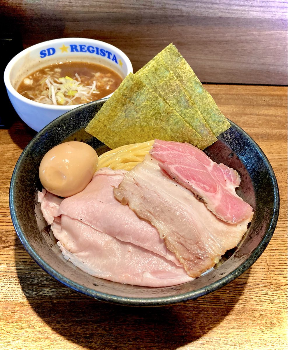 三郷やって来ました♪
SPORTS DINING REGISTAさん
特製濃厚つけ麺🍜200㌘
薬味葱たっぷり🌱
特濃豚骨魚介つけ汁に🐖🐟
麺を潜らせ啜る♪凄うんま〜🤤
ロース🥩もも🍖バラの🥓
焼豚3種全て美味すぎ❣️
味玉🥚染みとろ🫠💯
海苔🔳メンマ🎋良き
中太麺も🍜つるコシ♪
堪らん止まらん🥢😋
続く⬇️
#REGISTA