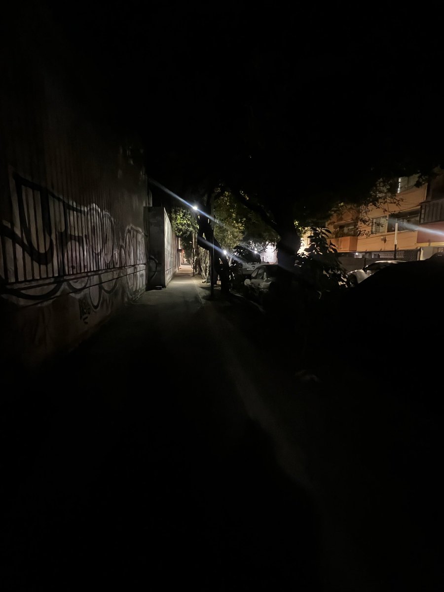 andi_va_la's tweet photo. Podrán prender las luminarias de la calle de Miguel de Cervantes y Rubén Dario, @UCS_GCDMX @BJAlcaldia @LuisMendozaBJ @AccionesBJ, es un peligro caminar por esa calle, y podar los árboles… en verdad esa calle necesita atención URGENTE https://t.co/9vXCtIPMYs