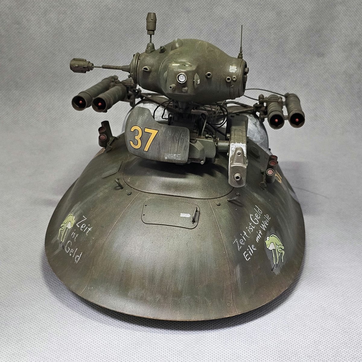 runchickens_3's tweet image. タマミー2025向けに大きめな機体を作りました。
そのままではと思いジャンクパーツで武装強化して、頭部もニンジャ風にしてみたら・・・え、キット出るの(^^;
塗装は、水性アクリルメインで、白帯・スローガン風文字をチャコペンで書き込みからタッチ追加。
#マシーネンクリーガー
#タマミー2025