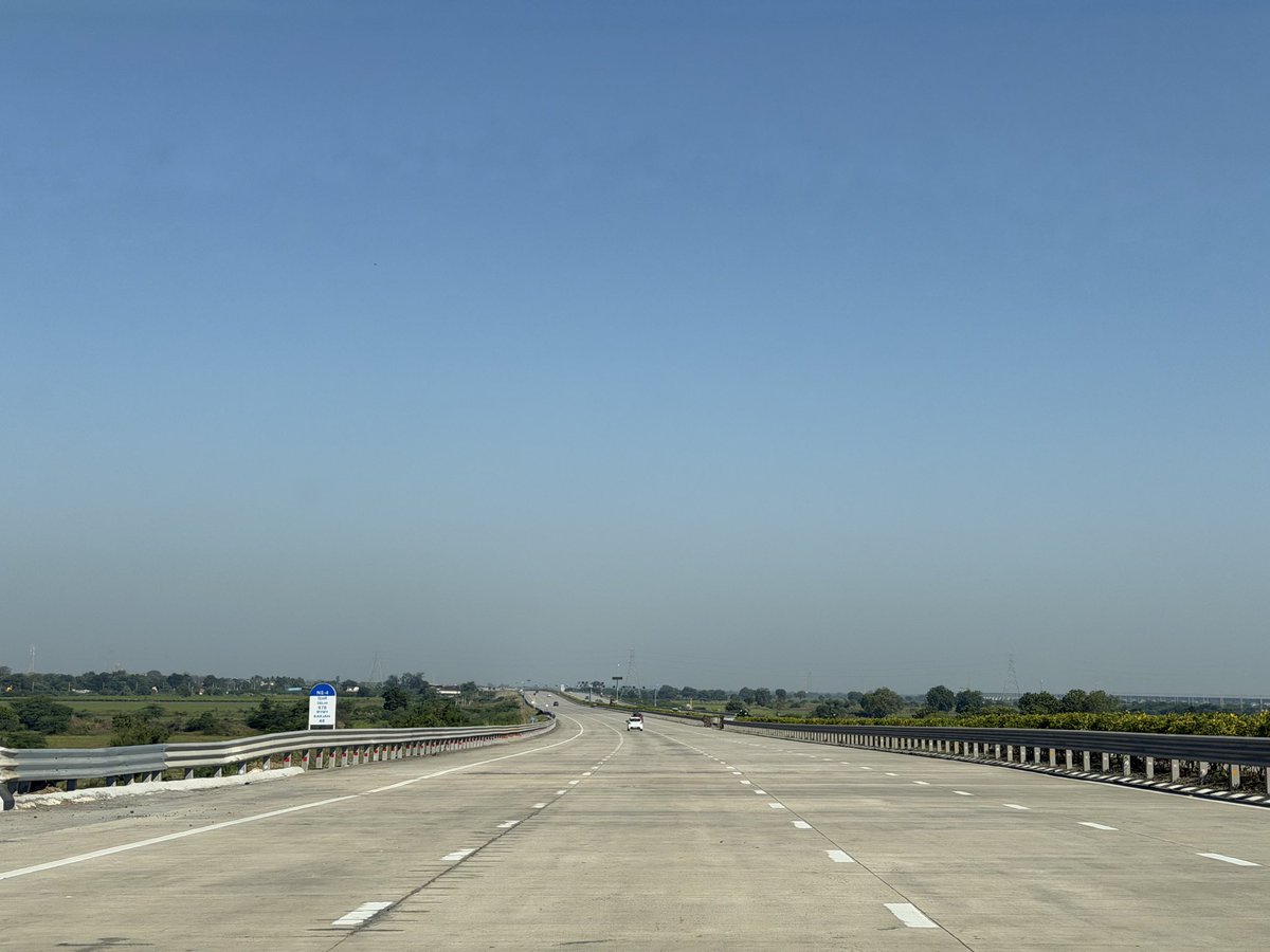 divya_sabaa's tweet image. किस तरह मुझको मिलेगी मिरी मंज़िल आख़िर
जब कि रहबर ही मुझे राह भुला देता है 

- दिव्या &apos;सबा&apos; 

📸 by Yagnesh @yagnesh83