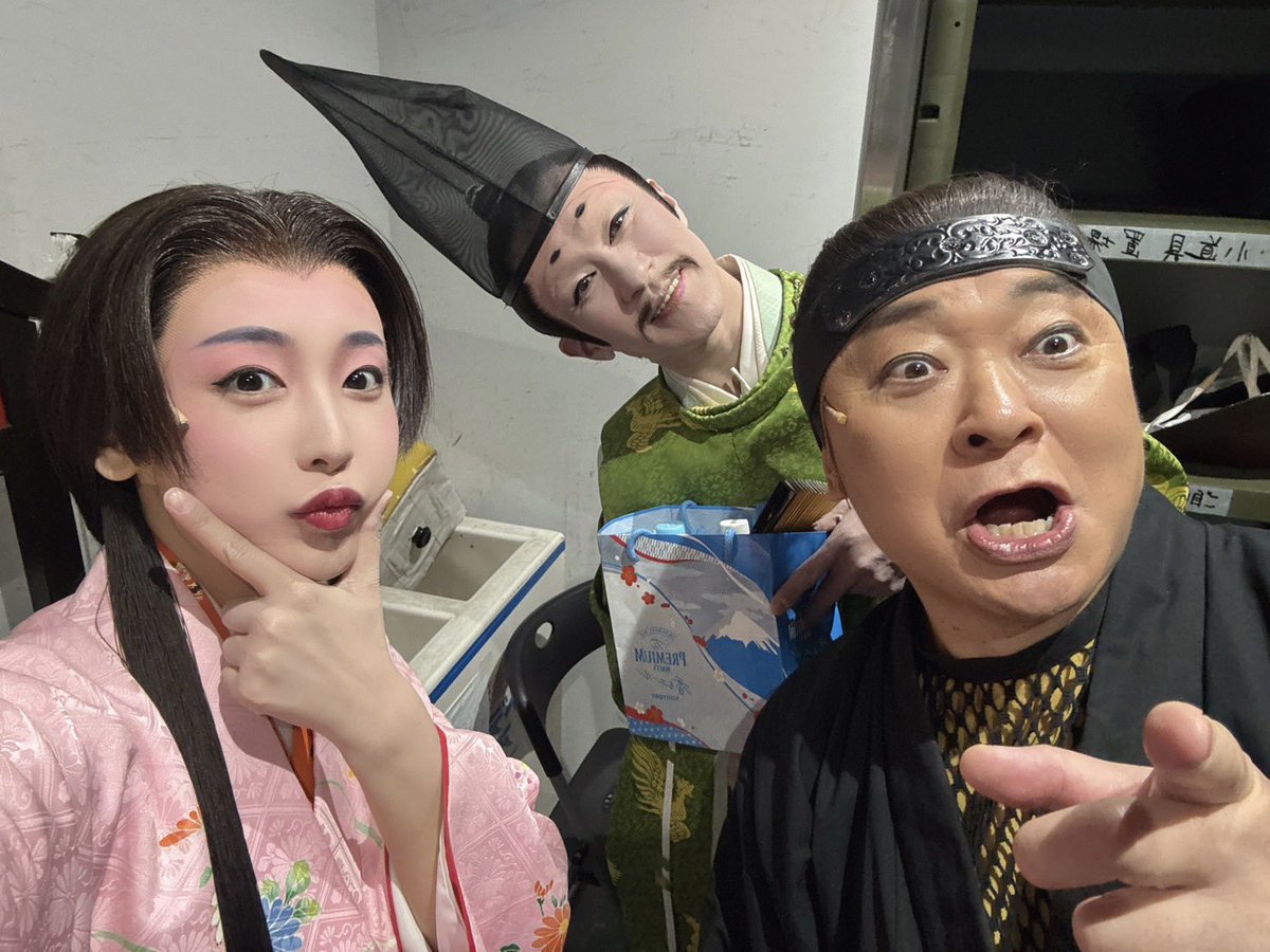 新歌舞伎座で公演中！
お待ちしています♪

shinkabukiza.co.jp

珍しい３人のショット！