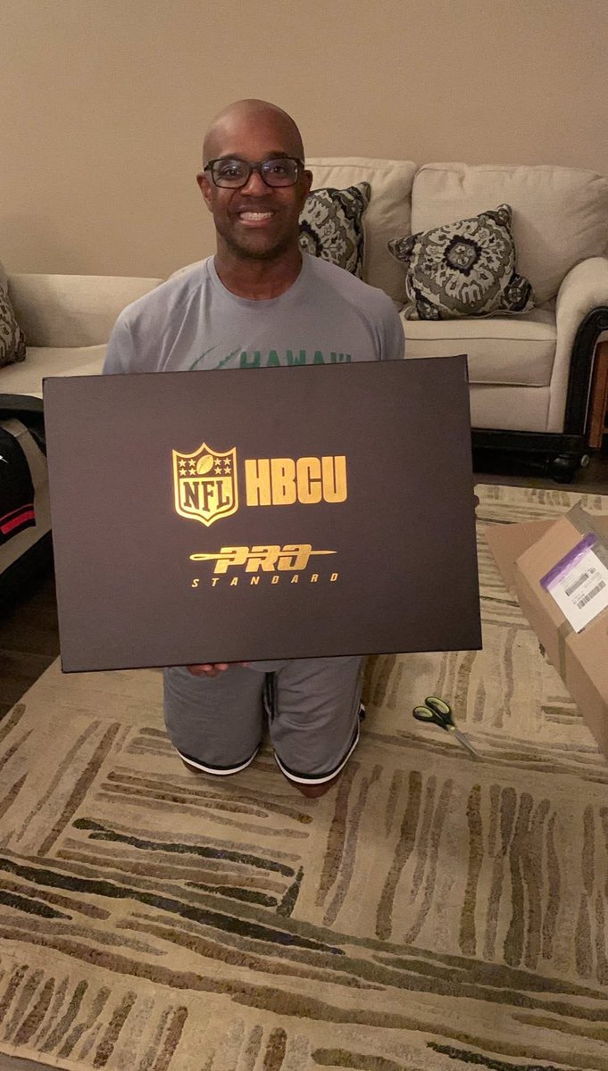 DrSetItOff's tweet image. My brother is a graduate of FAMU and is the Director of Sports Medicine for the Los Angeles Rams. Pro Standard gifted him with exclusive NFL HBCU merch.  @RamsNFL 

#HBCUPride
#FAMU