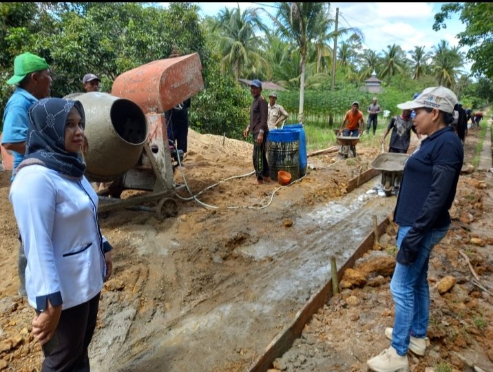 yerihate's tweet photo. Gotong Royong Membangun Desa; wujud nyata kerja kolaboratif semua pihak dalam Membangun Bangsa

#TerimaKasihYandriSusanto
#SelamatkanDesaDariNarkotika
#DesaBersinar
#DesaGotongRoyong

@prabowo
@YandriSusanto
@ArizaPatria https://t.co/mdWjCV7lzc