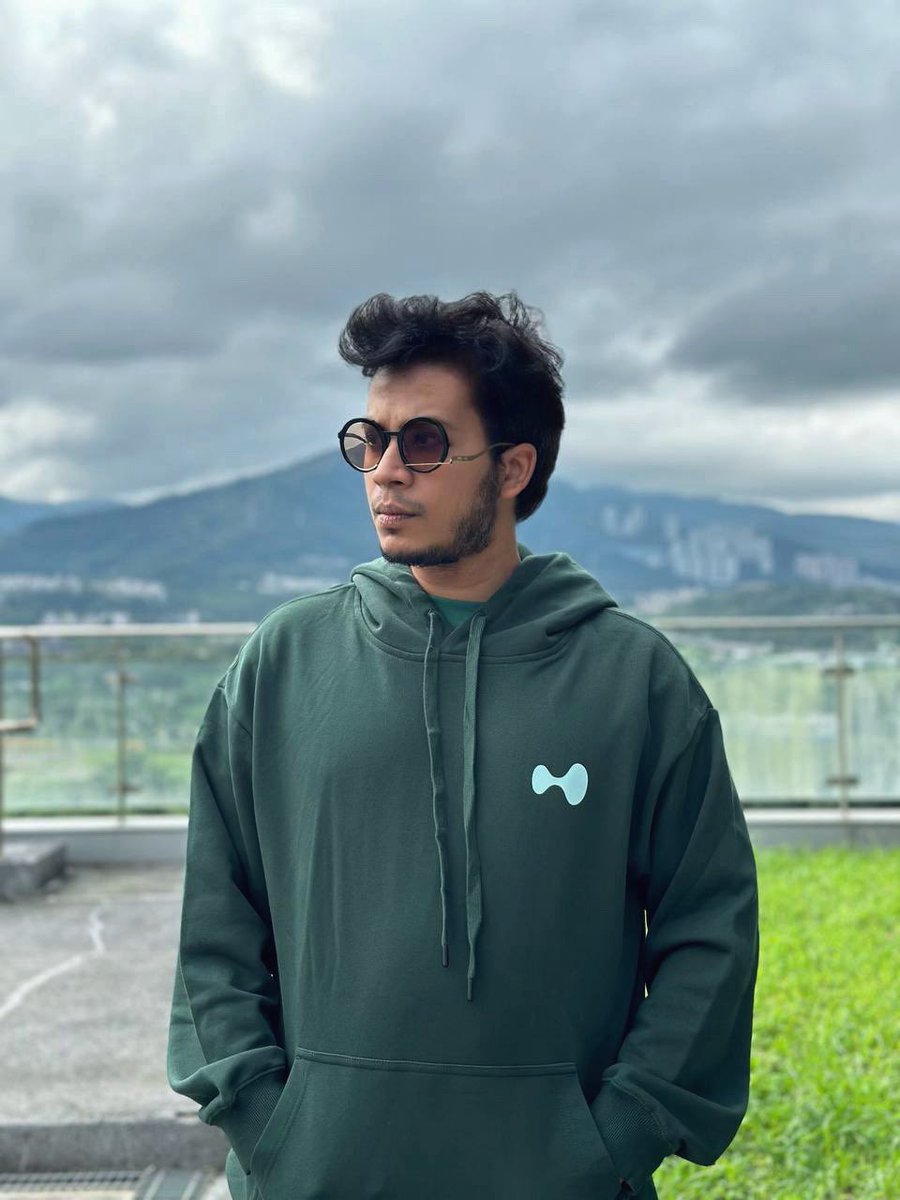 ronaparajit's tweet image. Stepped outside to recharge the aura.
Hyperliquid energy stays on even when the markets don’t. 

I can confidently say @hyperbuilder_hl &amp;amp; @ellie_nfts chose a good model 🤪