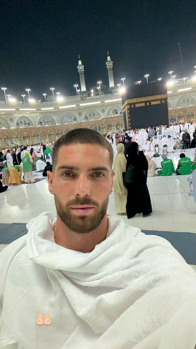herqles_es's tweet image. 🇩🇿 | Luca Zidane, portero de la selección argelina e hijo de Zinedine Zidane, ha realizado la Umrah en La Meca.