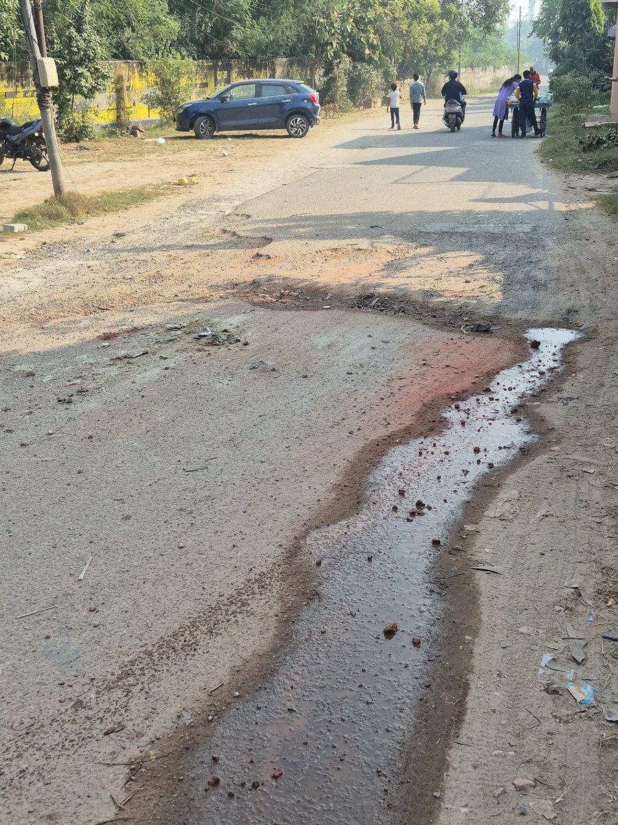 mightyabrol's tweet photo. @AgraNagarNigam @uppwdofficial
The road from Shankar Colony to North Idgah (via Kabristan route, Police Lines Tehsil, Agra) is in a very dangerous condition.
Deep potholes, waterlogging and broken surfaces are causing vehicles to slip and overturn. People have been injured. https://t.co/UcznCdA06E