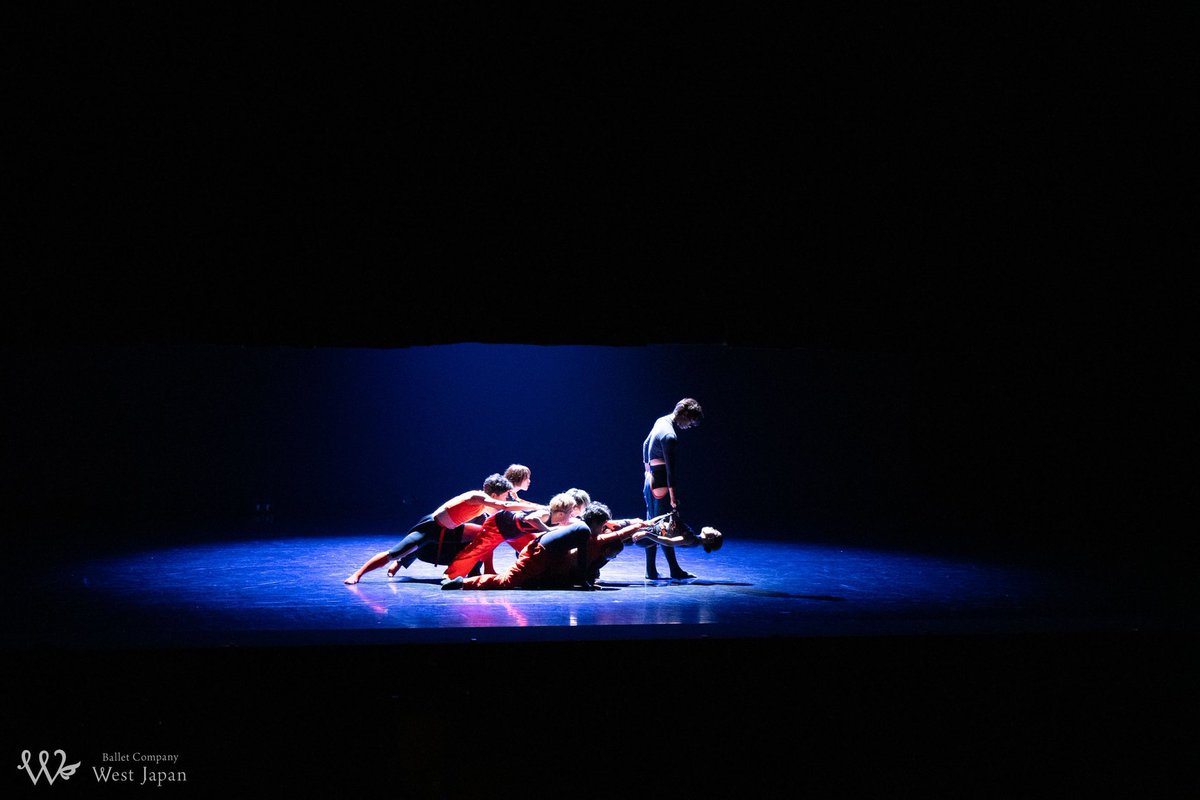 west_ballet's tweet photo. 🎭 劇場での1日

「my beautiful poison」
鈴木聖治

突然空間を切り裂く集団の動き。
繊細な身体コントロール。
ノイズが音楽になる瞬間の妙。
ハーネスを活かした発想が冴え渡った🔥

写真　田中みずき

Instagramにてもっとお写真見れます！
⤵️
 https://t.co/gLYE3hzknd https://t.co/RrzFWjFGWs