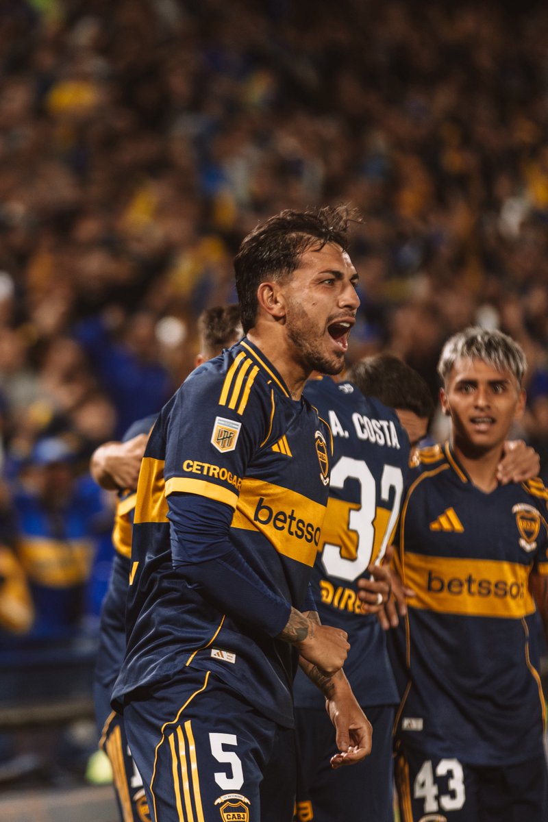 lachinasanjuann's tweet photo. Y BOCA VA, de la mano de este señor que juega un poquito al fútbol. GRACIAS POR VOLVER LEANDRO https://t.co/EfO0kfN3Zu