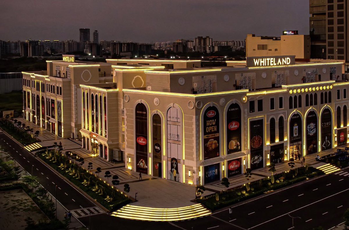 GauravGupta_RE's tweet image. Sometimes clients highlights things we overlook.
One buyer told me they’re choosing Birla Pravaah because of the entire commercial belt around it Retail, Eateries, Hospital all walkable for the family. Kinda downtown style ecosystem where everything you need is a short walk away!