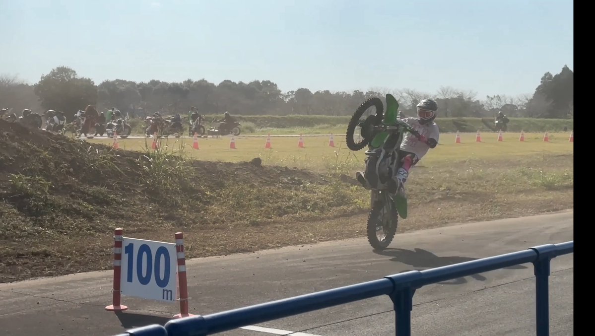 シーズンオフに習得したいテクニックナンバーワンw

できないよりは出来たほうがいいw
そして何の説得力もないwwwwwwwwww

【超簡単】誰でもできるウィリーの方法。 youtu.be/BDazEfkVvX8?si…