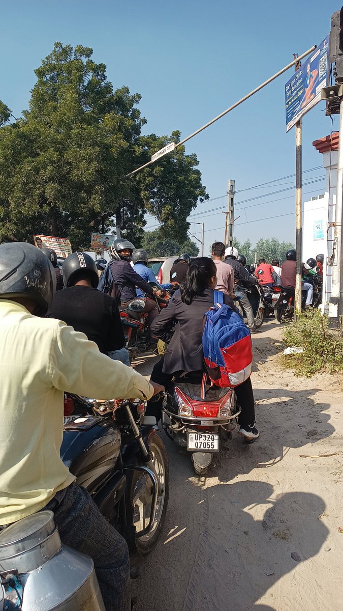 ChndraSaurabh's tweet image. जी का जंजाल बनी भरवारा क्रॉसिंग
ऑफिस जाना हो, वापसी हो..गेट बंद।मेडिकल इमरजेंसी में भी वही स्थिति। नवभारत टाइम्स की खबर के अनुसार प्रशासन अधिग्रहण की प्रक्रिया शुरू कर रहा है।ठीक है देर आयद दुरुस्त आयद। लेकिन @uptrafficpolice तब तक 2 जवानों को इस दौरान तैनात करे  जिससे राहत मिले।