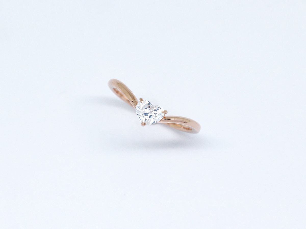 MATERIALCROWN's tweet photo. 『One Love Ring』 

ハート型の輝石をメインとした、シンプルかつ大人可愛い一粒石リング。 デイリーにお使い頂きやすいアイテムですので、プレゼントにもおすすめです。 

商品発送：即日～3営業日  

詳細はこちら https://t.co/TzjA0jLYfz https://t.co/PJVOkswymD