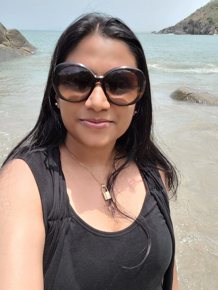 thetinaedit's tweet image. No makeup coz&apos; all you need in Goa is sunscreen and lip balm. 🏖️🩴🌴🌊

#NoMakeup #BeachLife #GoaVibes