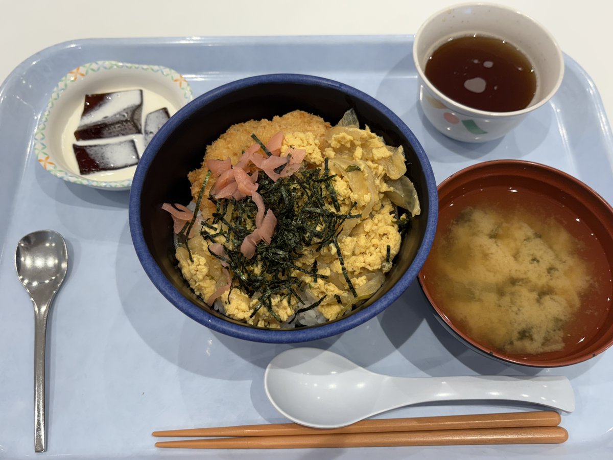 今日のランチは「チキンカツ丼」🐔

お肉やわらかで美味しかったです🤤🍴
#カウランチ #突撃企業の昼ごはん
