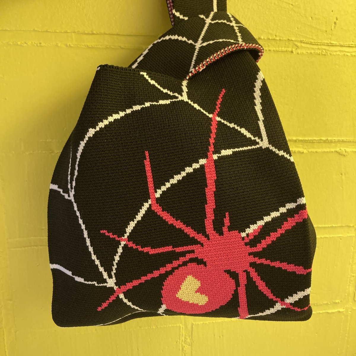 Laforet_H's tweet image. B1F レモネードショップ おすすめカバン紹介☆: この季節はニット生地の小物が持ちたくなりませんか？
レモショでは2種類のニットバッグをご用意しております！spider柄、迷彩柄があります☆
他にも沢山入るトートバッグも販売しております！ laforet.ne.jp/news_events/38…