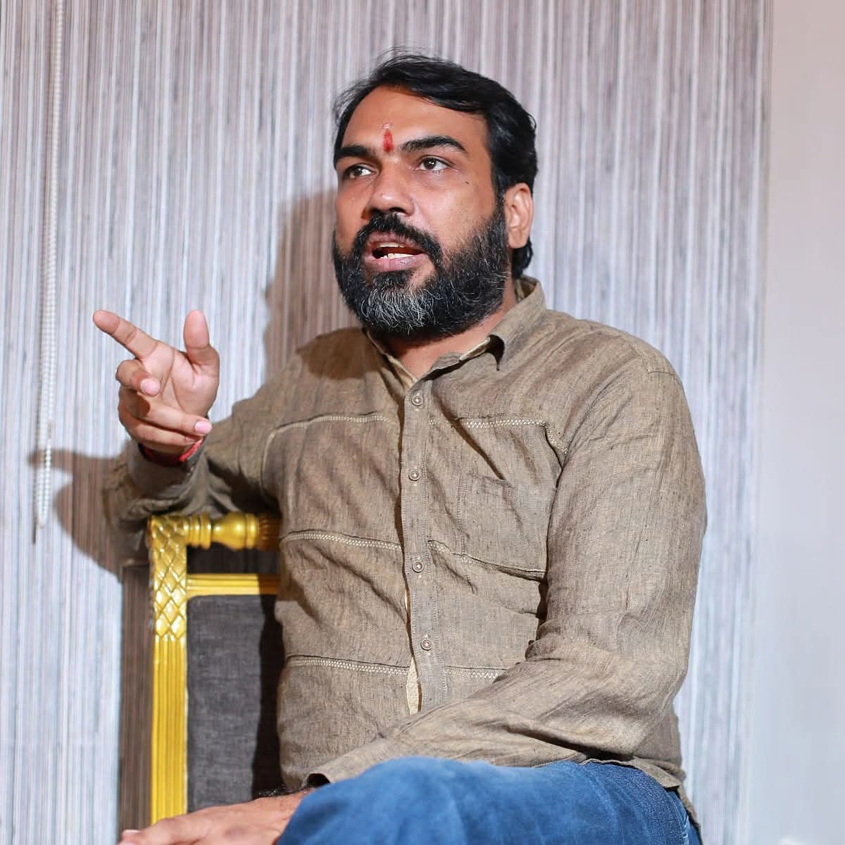 jayaraman418's tweet image. வந்தாரை வாழவைக்கும் தமிழ்நாடு என்று பெருமையாக சொல்கிறோம்.
அந்த சொல்லுக்குள் தமிழனின் ஈரம் இருக்கிறது என்பது உண்மைத்ன்.

ஆனால் நம் இரக்கத்தை பயன்படுத்தி தமிழ்நாட்டுக்குள் வந்தவன் இருக்க இடம் கேட்டான் கொடுத்தோம்,படுக்க பாய் கேட்டான் கொடுத்தோம்,கல்வி வேண்டும் என்றான் கொடுத்தோம்.…