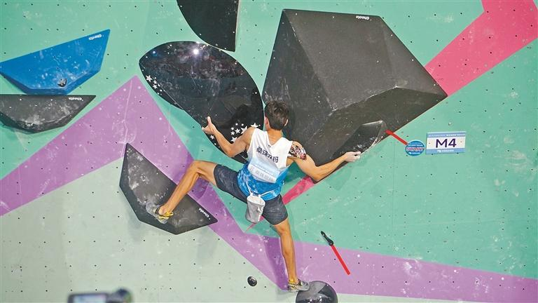 TibetNews11's tweet image. Finale di #bouldering della gara di arrampicata su roccia: l'atleta tibetano Sangzhu Nyima si è classificato settimo.
