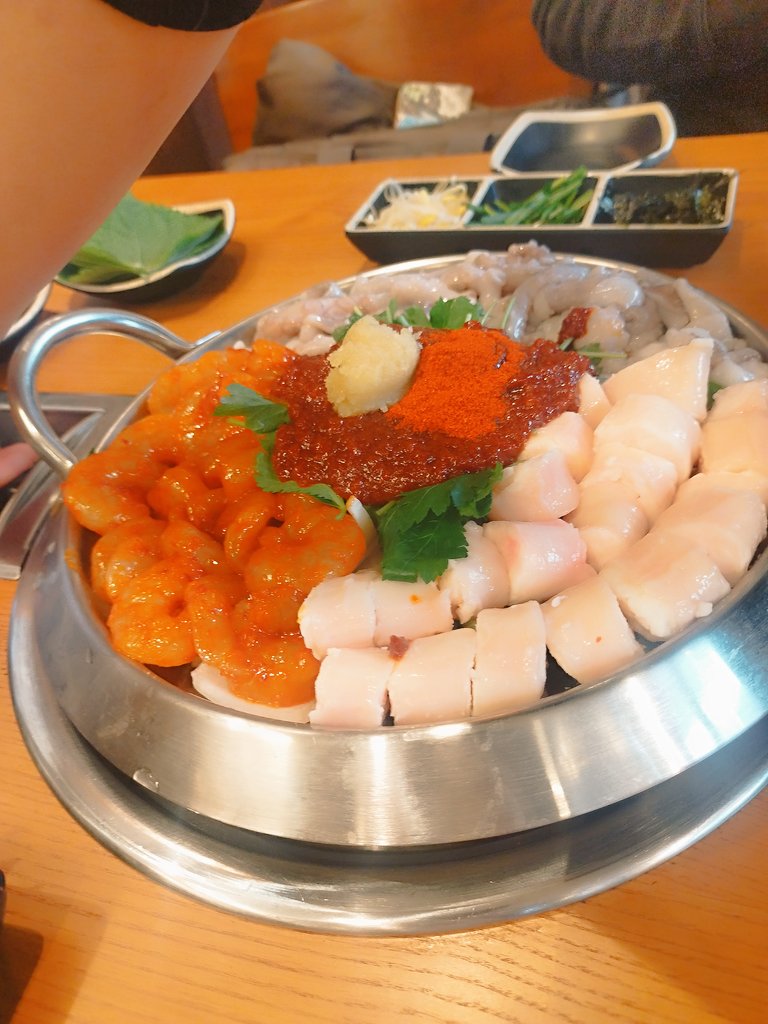 gurumeimouto's tweet photo. 『サウィ食堂』📍新大久保
　
流行りのナッコプセ❣️
ナッ（サンナッチたこ）コプ（コプチャンホルモン）セ（セウ海老）
です🥹

寒くなってきた時期、赤い鍋＆元気になる食材でもう肌プリプリ🥰

全部鮮度がいいよね！って皆で話してた❣️

〆はトビコ＆チーズご飯おこげで染み旨〜⤴️ https://t.co/LEn7Df0TZz