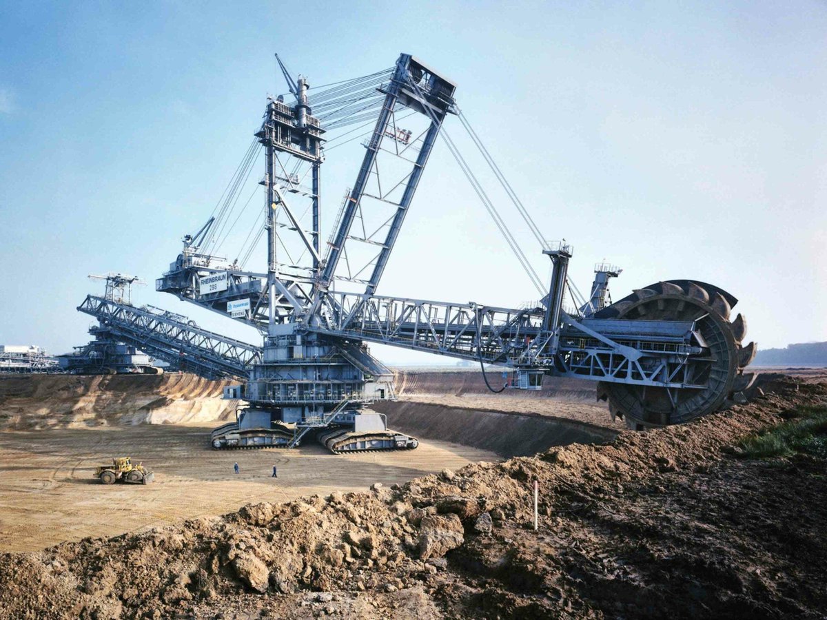 fedpoasts's tweet image. The biggest piece of heavy equipment in the world is the Bagger 293, it&apos;s a bucket wheel excavator used in German coal mines

They have really thin veins, it&apos;s a very German solution to that problem