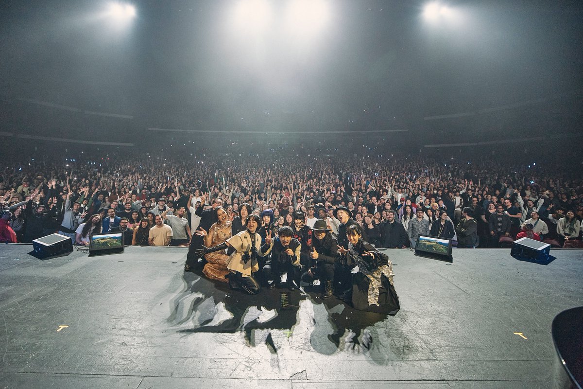 sawano_nZk's tweet photo. “Hiroyuki SAWANO Live in Los Angeles 2025”

Vocal: 
Eliana,  Laco,  mizuki,  mpi,  SennaRin,  XAI

Drum: Makoto Fujisaki
Bass: Toshino Tanabe
Guitar&amp;Cello: Harutoshi Ito https://t.co/kU7Z9mnlfW