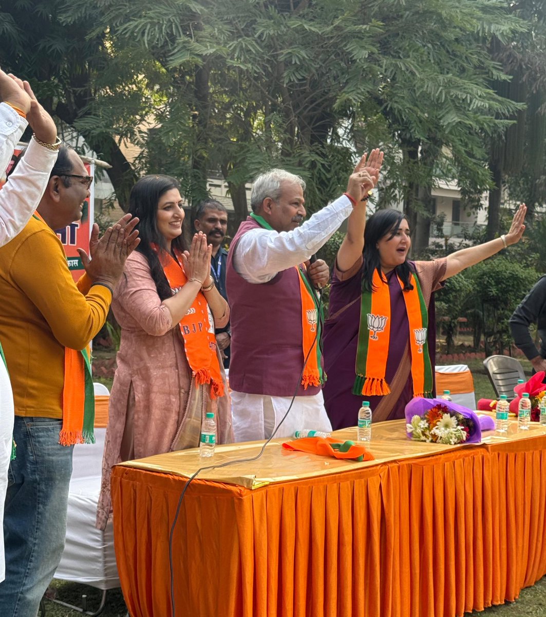 AnjumMandal's tweet photo. Interacted with the residents of C Block, GK-1 in the august presence of Hon’ble MP Ms. @BansuriSwaraj ji, former Delhi BJP President Shri @adeshguptabjp ji and MLA Smt. @shikharaibjp ji.

The warmth and support of the people clearly reflect that Greater Kailash stands firmly with the politics of development, transparency and accountability.

Let us together choose BJP on 30th November and take a strong step towards a safer, stronger and truly #ViksitGK.

#DelhiMCD #DelhiMCDByElections #ViksitDelhi #GreaterKailash @gupta_rekha @BansuriSwaraj @Virend_Sachdeva @shikharaibjp @ravindr_BJP @BJP4India @BJP4Delhi #AnjumMandal