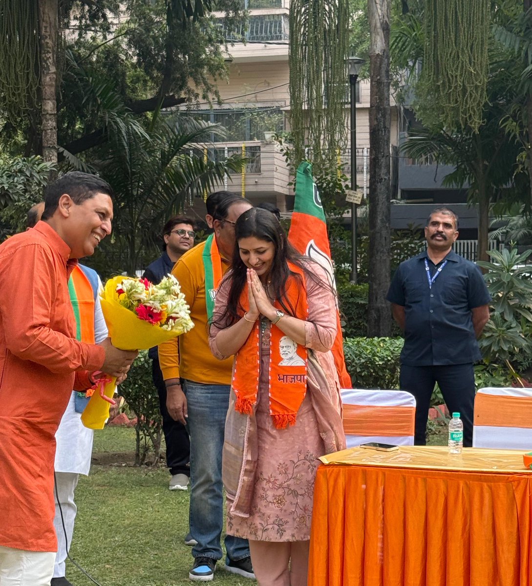 AnjumMandal's tweet photo. Interacted with the residents of C Block, GK-1 in the august presence of Hon’ble MP Ms. @BansuriSwaraj ji, former Delhi BJP President Shri @adeshguptabjp ji and MLA Smt. @shikharaibjp ji.

The warmth and support of the people clearly reflect that Greater Kailash stands firmly with the politics of development, transparency and accountability.

Let us together choose BJP on 30th November and take a strong step towards a safer, stronger and truly #ViksitGK.

#DelhiMCD #DelhiMCDByElections #ViksitDelhi #GreaterKailash @gupta_rekha @BansuriSwaraj @Virend_Sachdeva @shikharaibjp @ravindr_BJP @BJP4India @BJP4Delhi #AnjumMandal