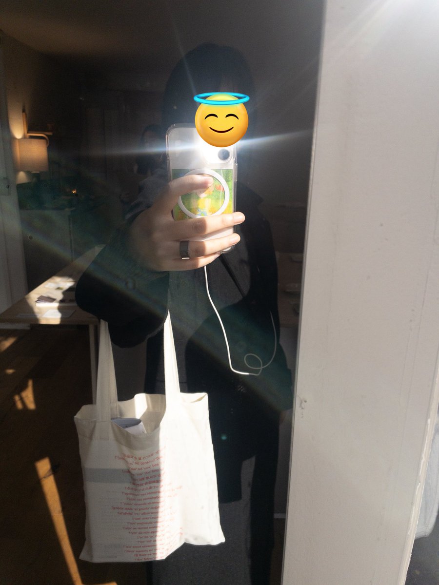 newcontextfor's tweet image. 딱 책 한권 노트 한권 작은 파우치 하나 들어가는 사이즈라 혼자 카페갈때 딱임