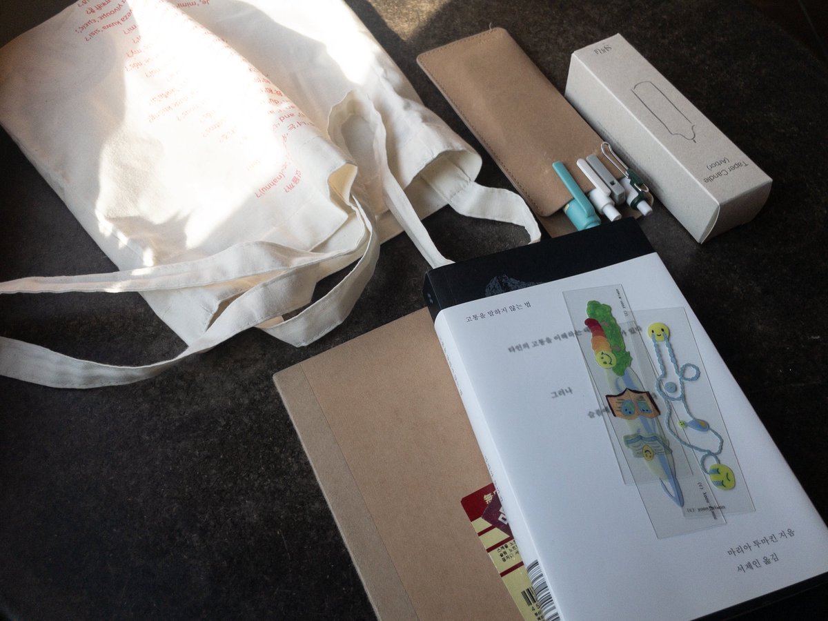 newcontextfor's tweet image. 딱 책 한권 노트 한권 작은 파우치 하나 들어가는 사이즈라 혼자 카페갈때 딱임