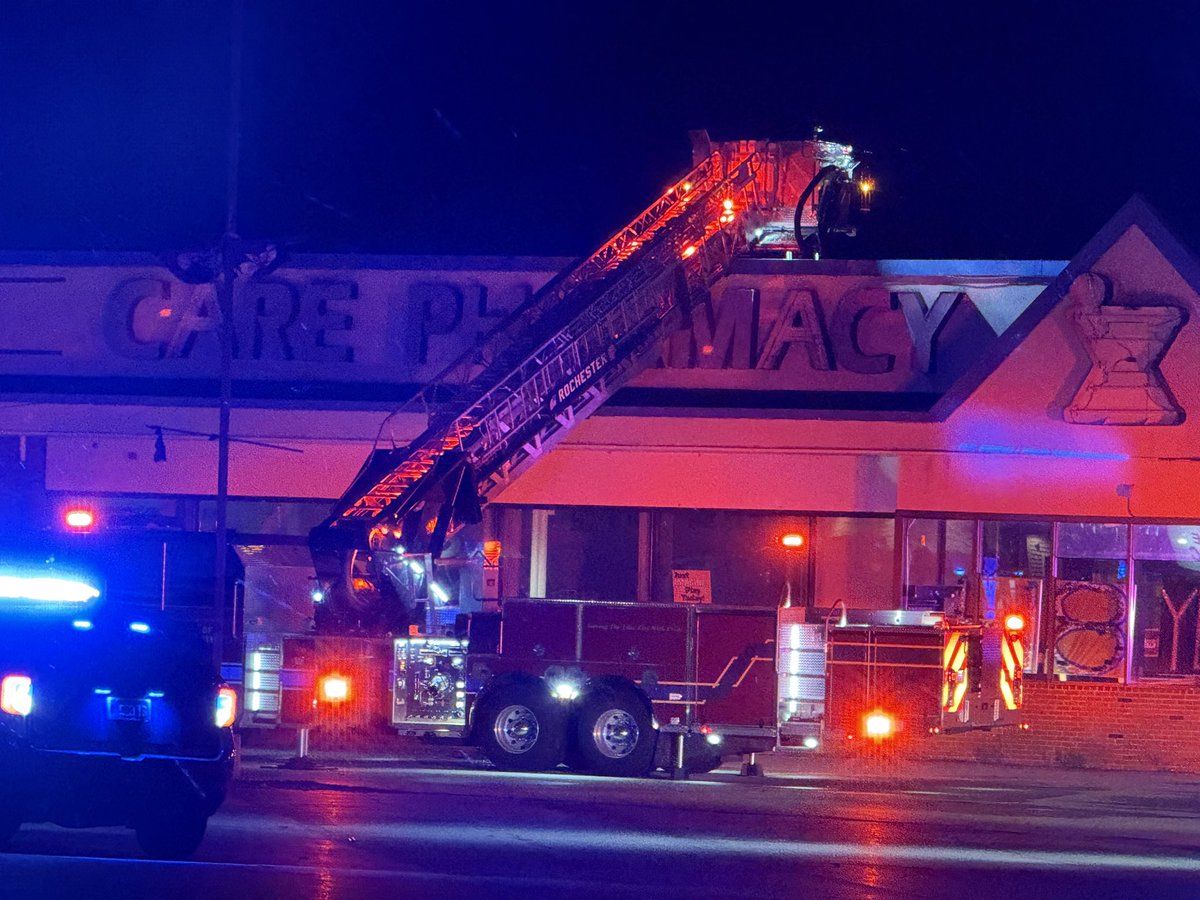 Rochnhscanner's tweet image. Rochester Fire responded to a small fire on the roof of the former Care Pharmacy building at 161 South Main St. Crews checked the area and the scene was secured.
#RochesterNH #NHFire #ScannerAlerts #SouthMainSt #RochesterFire