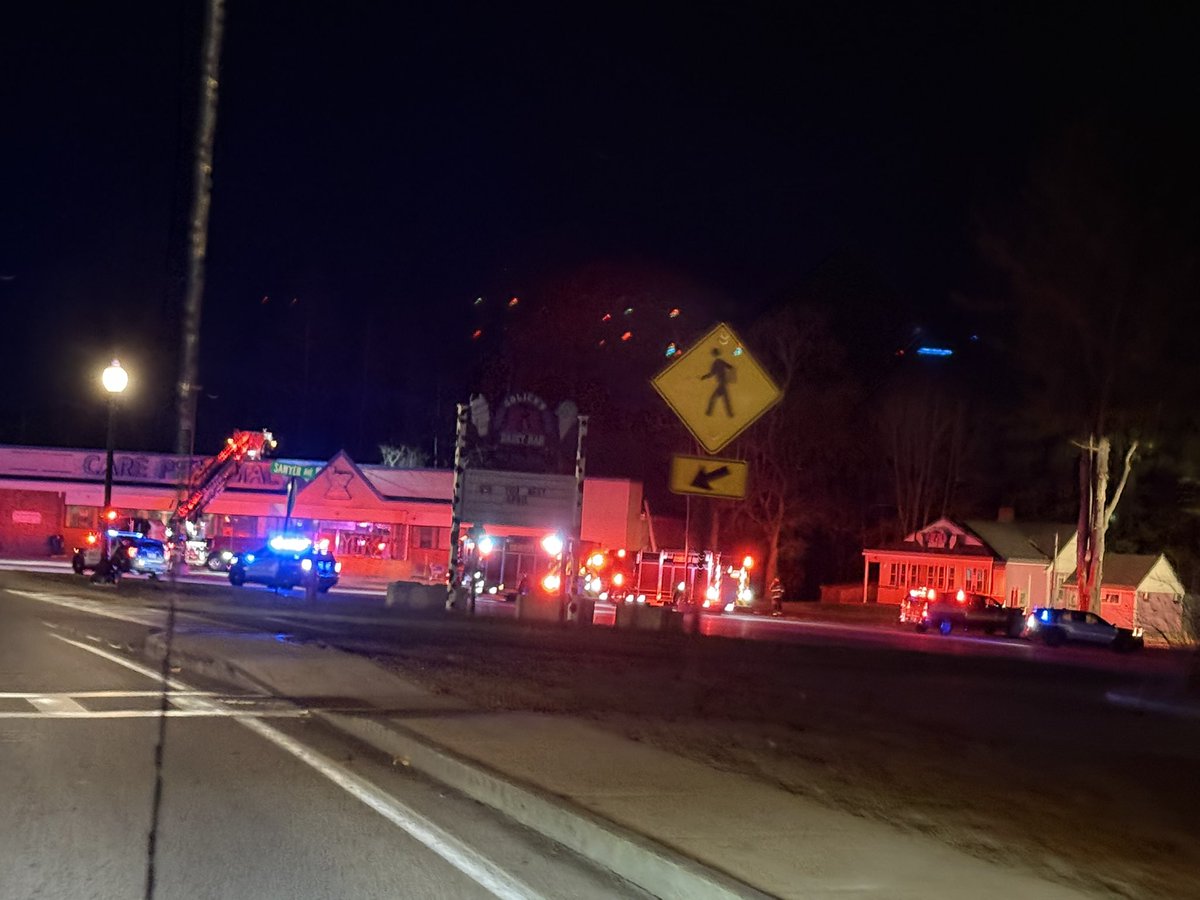 Rochnhscanner's tweet image. Rochester Fire responded to a small fire on the roof of the former Care Pharmacy building at 161 South Main St. Crews checked the area and the scene was secured.
#RochesterNH #NHFire #ScannerAlerts #SouthMainSt #RochesterFire