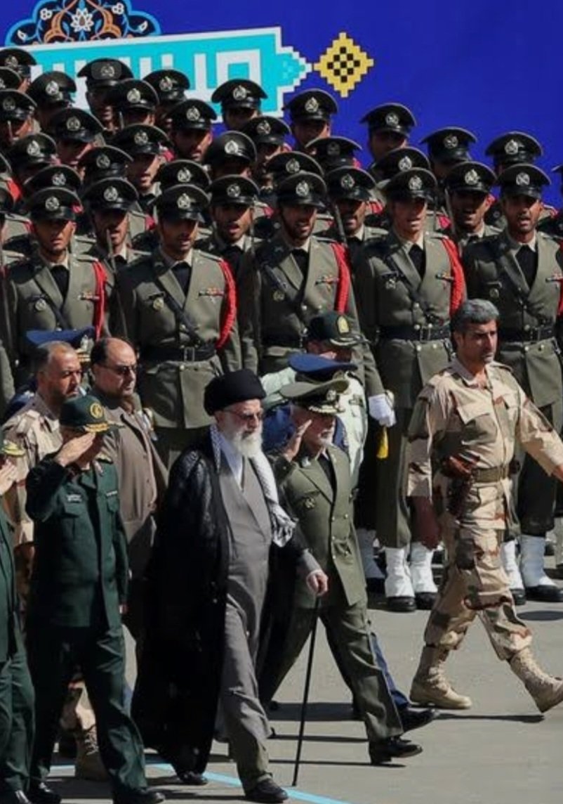 موسی جلودار است ویک ارتش پشتش..... 
دریادلان راه سفر در پیش دارند 
 پا در رکاب راهوار خویش دارند
#ارتش_انقلابی 
#جانفدای_مردم