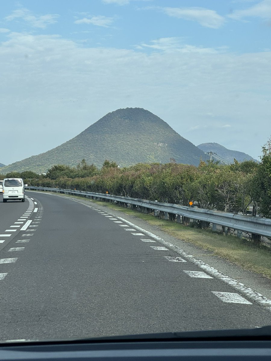 viv_504's tweet image. 香川旅行してるんだけど、山が山すぎるだろ