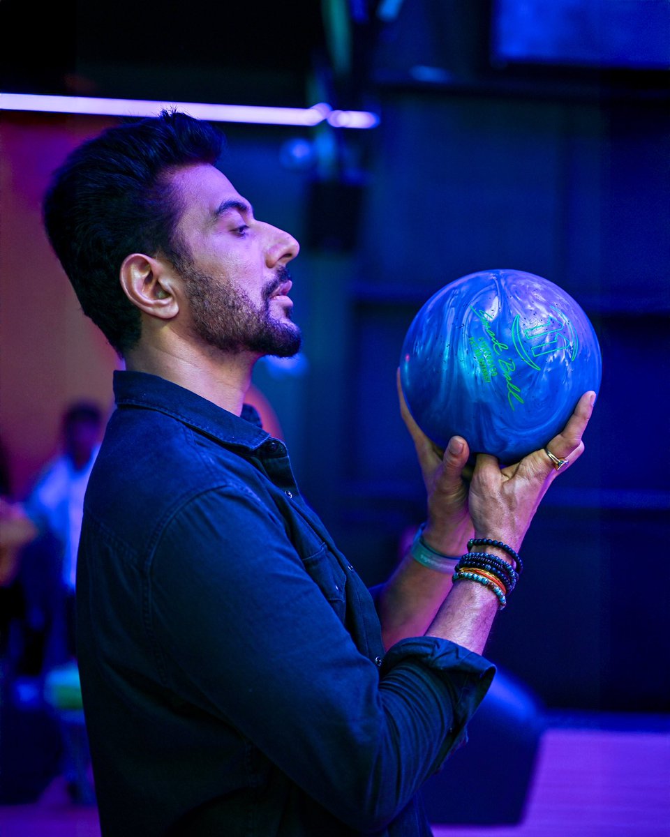ranveerbrar's tweet photo. Kya lagta hai...Strike ya gutter ball...π
.
.
.
#ranveerbrar #mondaymood #bowling #strike #gutterball #whatdoyouthink https://t.co/eX1iRiFwTB