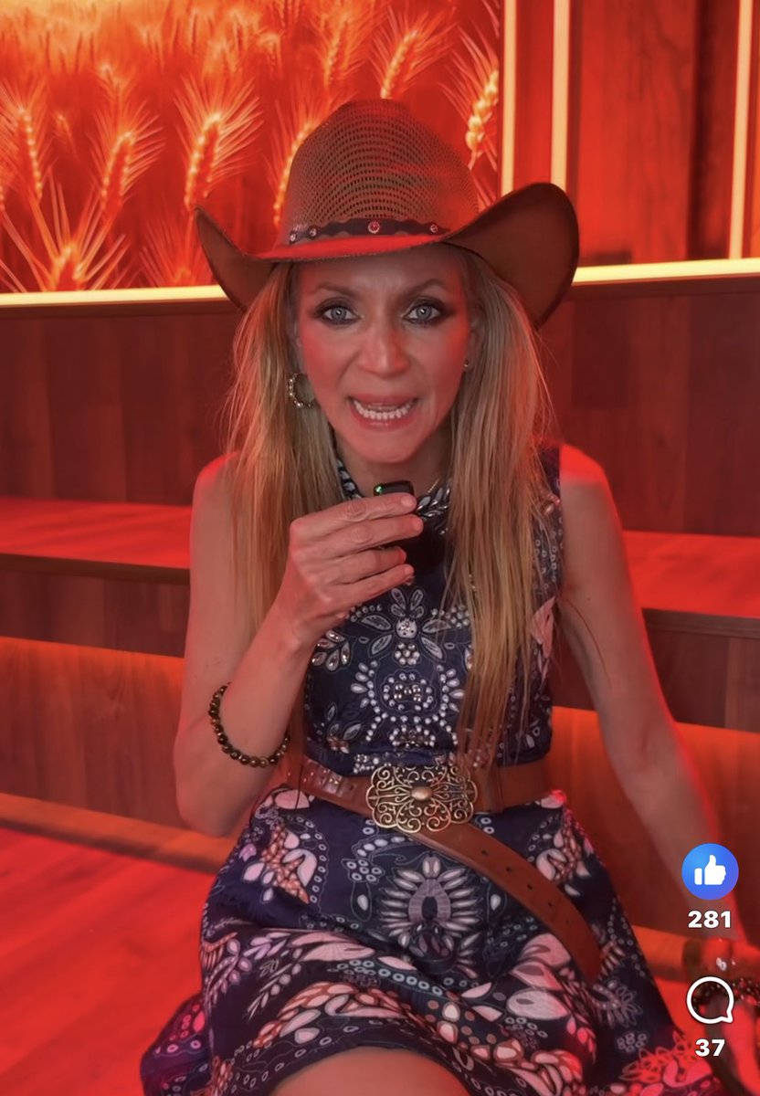 Hey <a href="/Telemundo/">Telemundo</a>  <a href="/EndemolShineBD/">Endemol Shine Boomdog</a> aquí una buena candidata, para la próxima temporada de la casa de los famosos. 🤭🤭

#LaGranjaVIP  #ManolaDiez