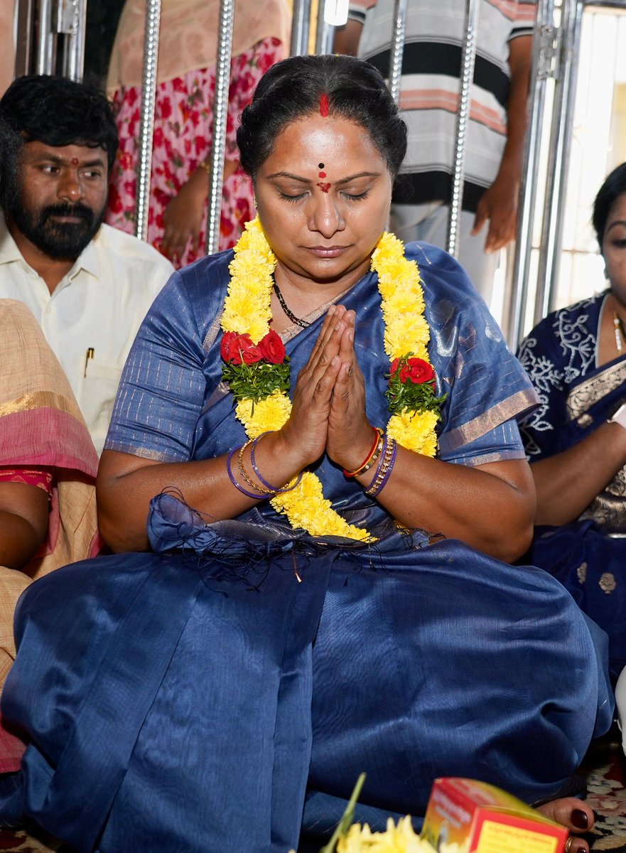 Rajesh_Wgl's tweet image. జమలాపురం శ్రీ వెంకటేశ్వర స్వామిని దర్శించుకుని ప్రత్యేక పూజలు చేసిన తెలంగాణ జాగృతి అధ్యక్షురాలు కల్వకుంట్ల కవిత గారు.

#JagruthiJanamBaata