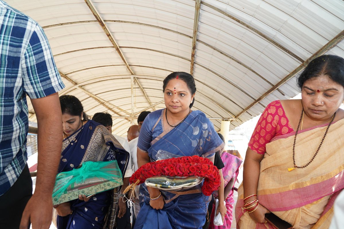 Rajesh_Wgl's tweet image. జమలాపురం శ్రీ వెంకటేశ్వర స్వామిని దర్శించుకుని ప్రత్యేక పూజలు చేసిన తెలంగాణ జాగృతి అధ్యక్షురాలు కల్వకుంట్ల కవిత గారు.

#JagruthiJanamBaata