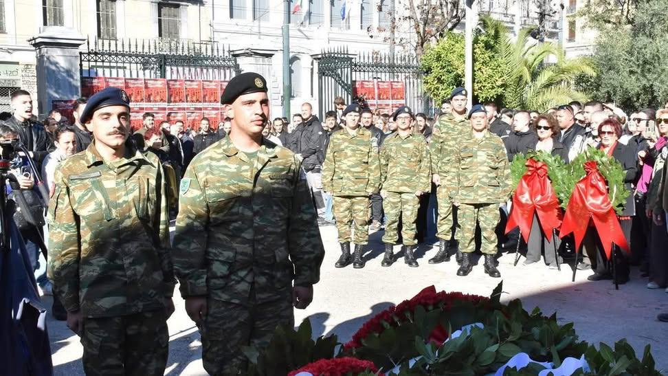 akrokentrwos_2's tweet image. Η εικόνα οπλιτών θητείας να καταθέτουν στεφάνι ως κομματική νεολαία είναι απαράδεκτη.

Με τη στρατιωτική στολή και το εθνόσημο δεν εκπροσωπείς κόμμα. 

Υπηρετείς την πατρίδα.

Η στολή δεν είναι εργαλείο πολιτικής εκμετάλλευσης ούτε πεδίο κομματικής προβολής.
#Πολυτεχνειο