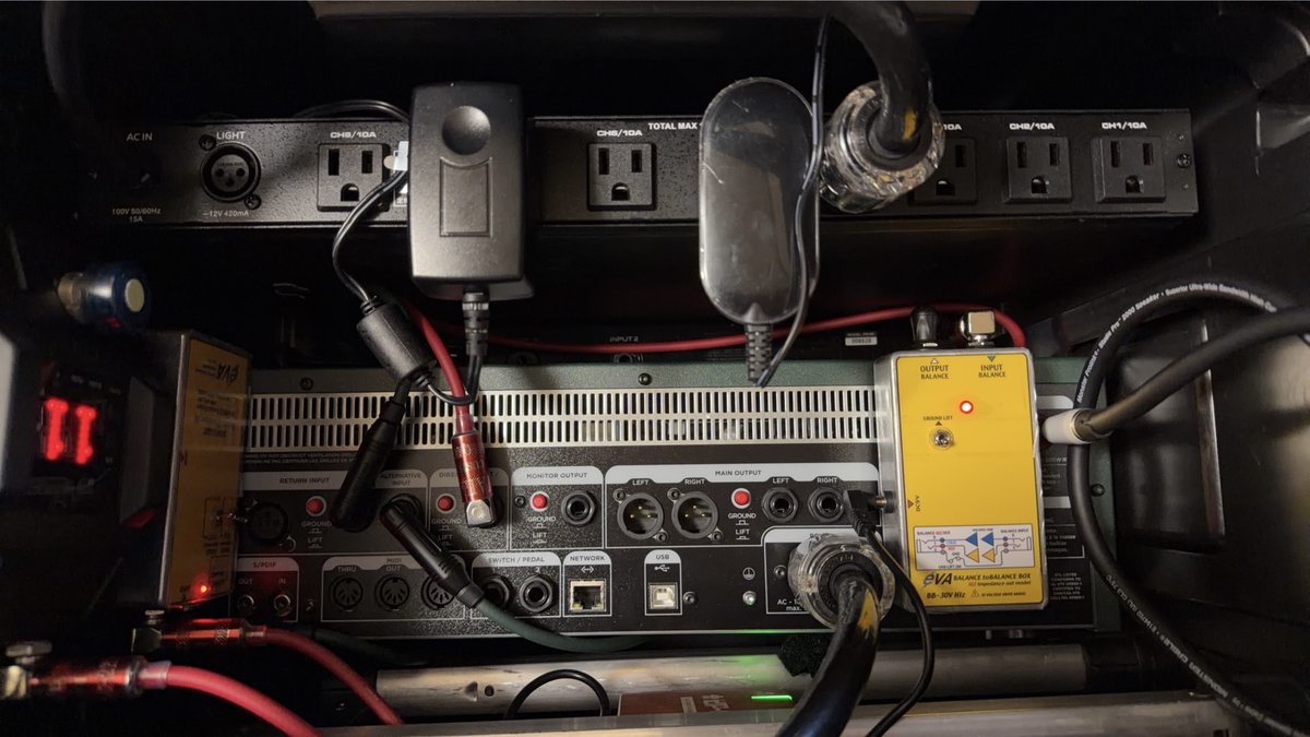 EVA_EMIS's tweet image. 同じバンドのKEMPERギターシステム。店頭でBB-30Vだけをセンドリターンに入れた時の迫力を増したリグサウンドと空間系の劇的変化に驚いて即導入下さいました。SSPH-HG2 Hi-Zを初めて使った時はライブ後に対バンからKEMPERのシステムについて色々質問されたそうです。そういう話聞くと嬉しいですね。